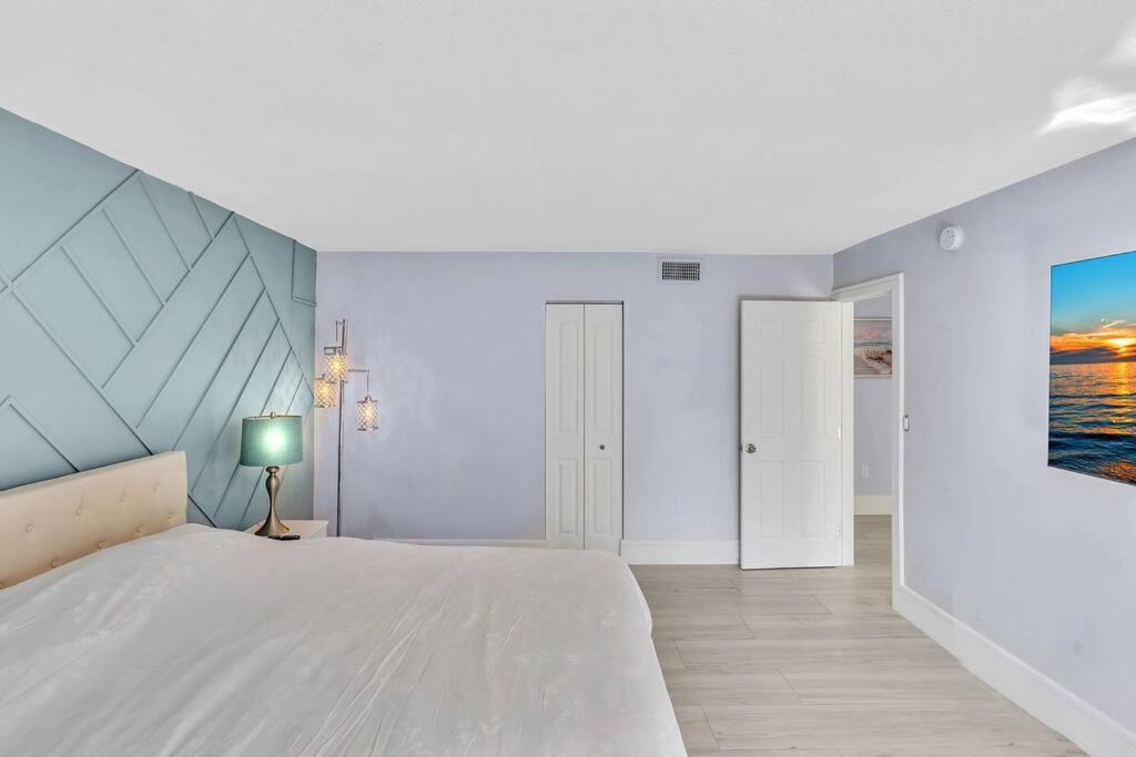One Bedroom Steps Away From The Beach! 阳光岛滩 外观 照片