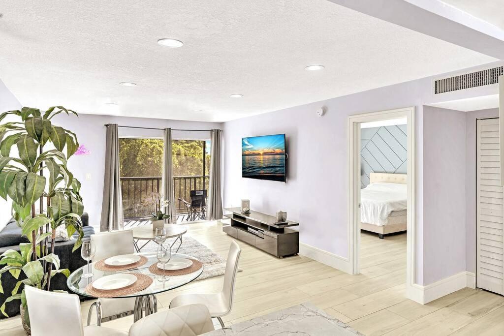 One Bedroom Steps Away From The Beach! 阳光岛滩 外观 照片