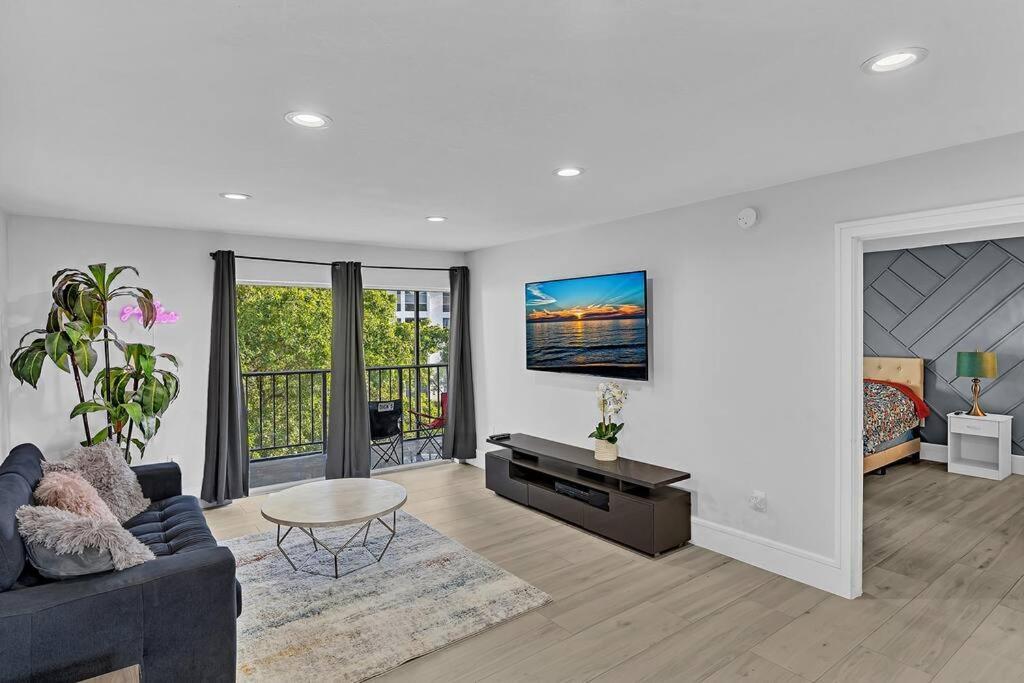 One Bedroom Steps Away From The Beach! 阳光岛滩 外观 照片