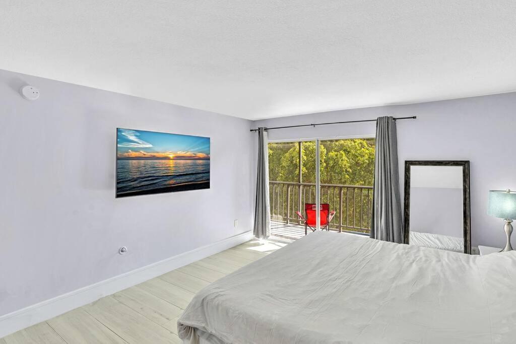 One Bedroom Steps Away From The Beach! 阳光岛滩 外观 照片
